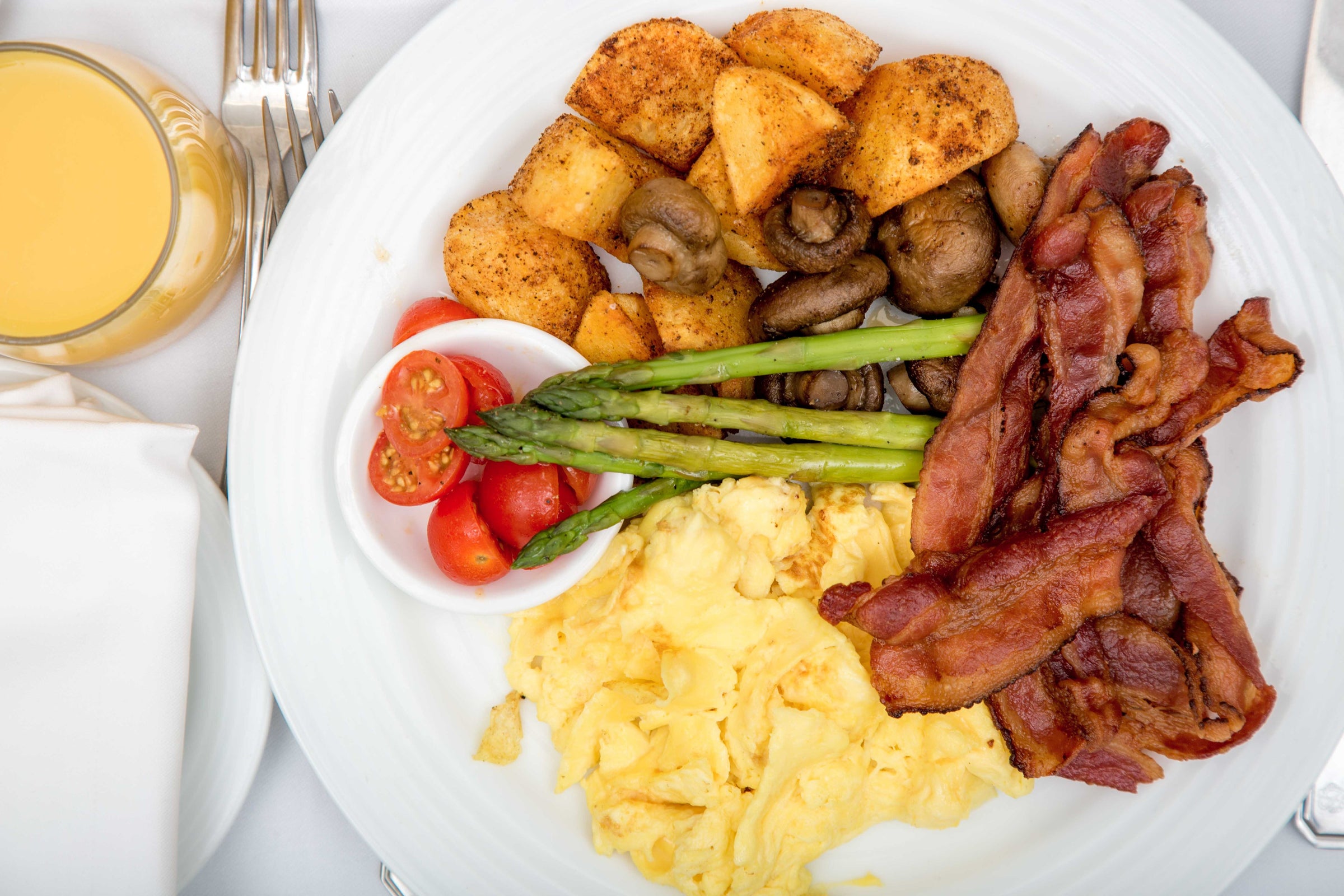 Bacon and eggs breakfast plate